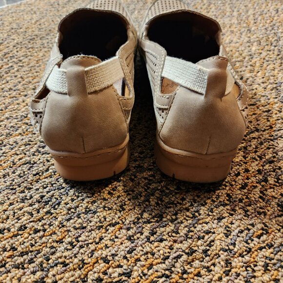 BOC Slip On, Tan/Brown,  Size 7.5 Shoe - Picture 2 of 8